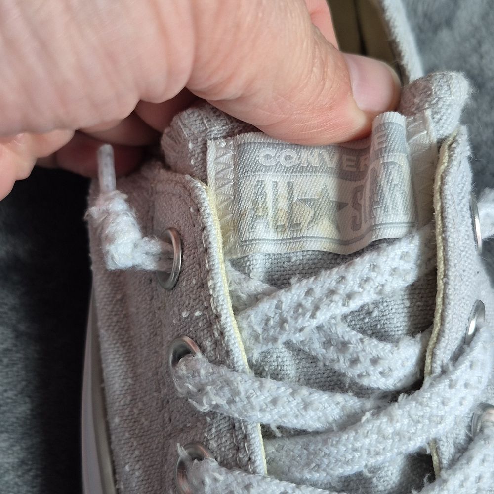 Converse Women's 8 Grey and White Scrunch Sneaker - Picture 8 of 8